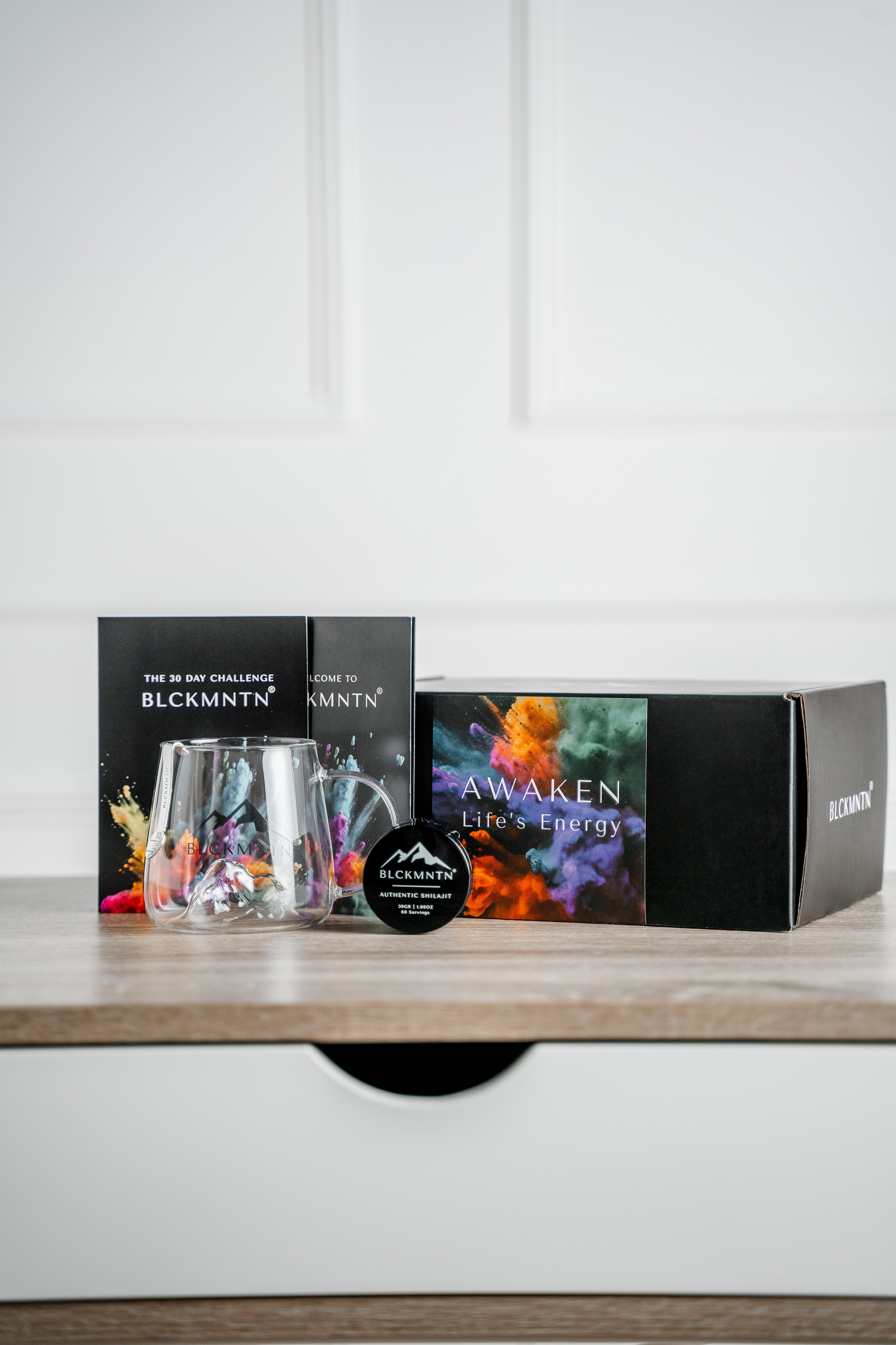 BLCKMNTN Shilajit unboxing video met visuele uitleg hoe je shilajit gebruikt. Mumijo lost op in theeglas
