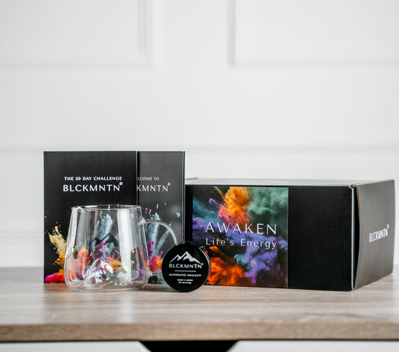 BLCKMNTN Shilajit unboxing video met visuele uitleg hoe je shilajit gebruikt. Mumijo lost op in theeglas
